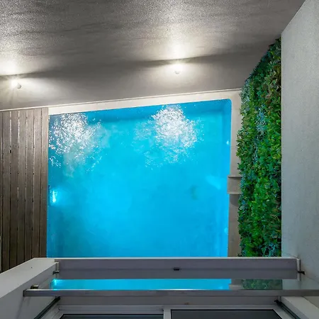 Dom wakacyjny Downtown Pool House